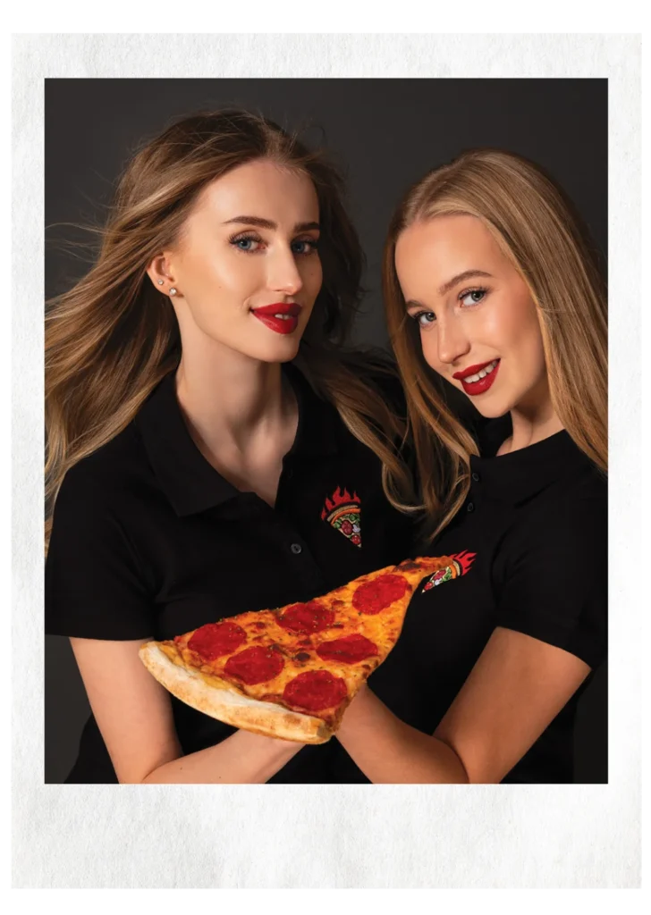 piekne-dziewczyny-blond-wlosy-z-kawalkiem-pizzy-goracego-trojkata
