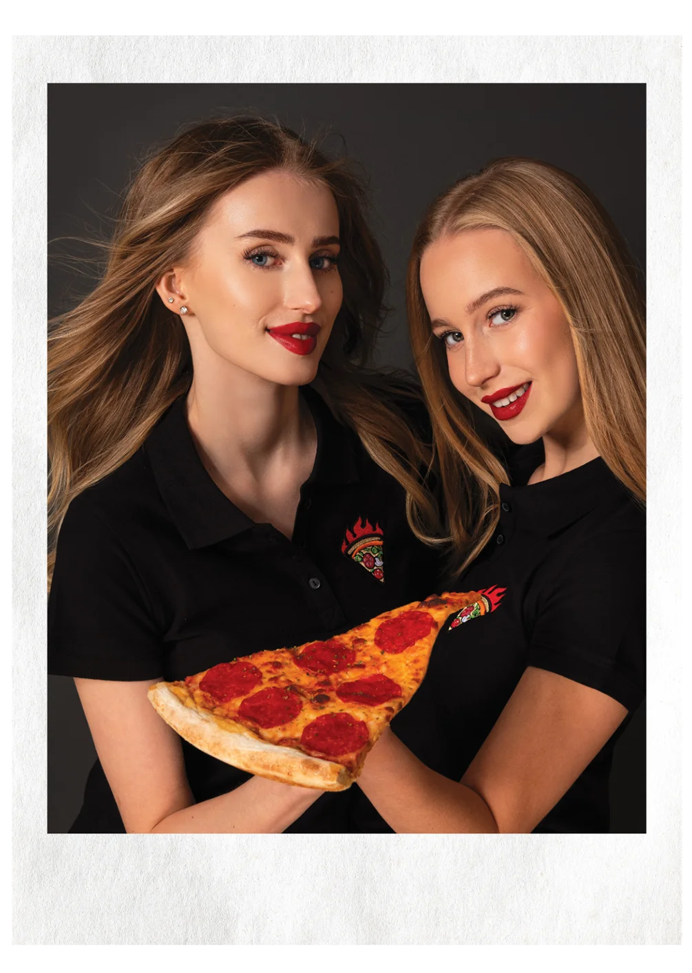 piekne-dziewczyny-blond-wlosy-z-kawalkiem-pizzy-goracego-trojkata