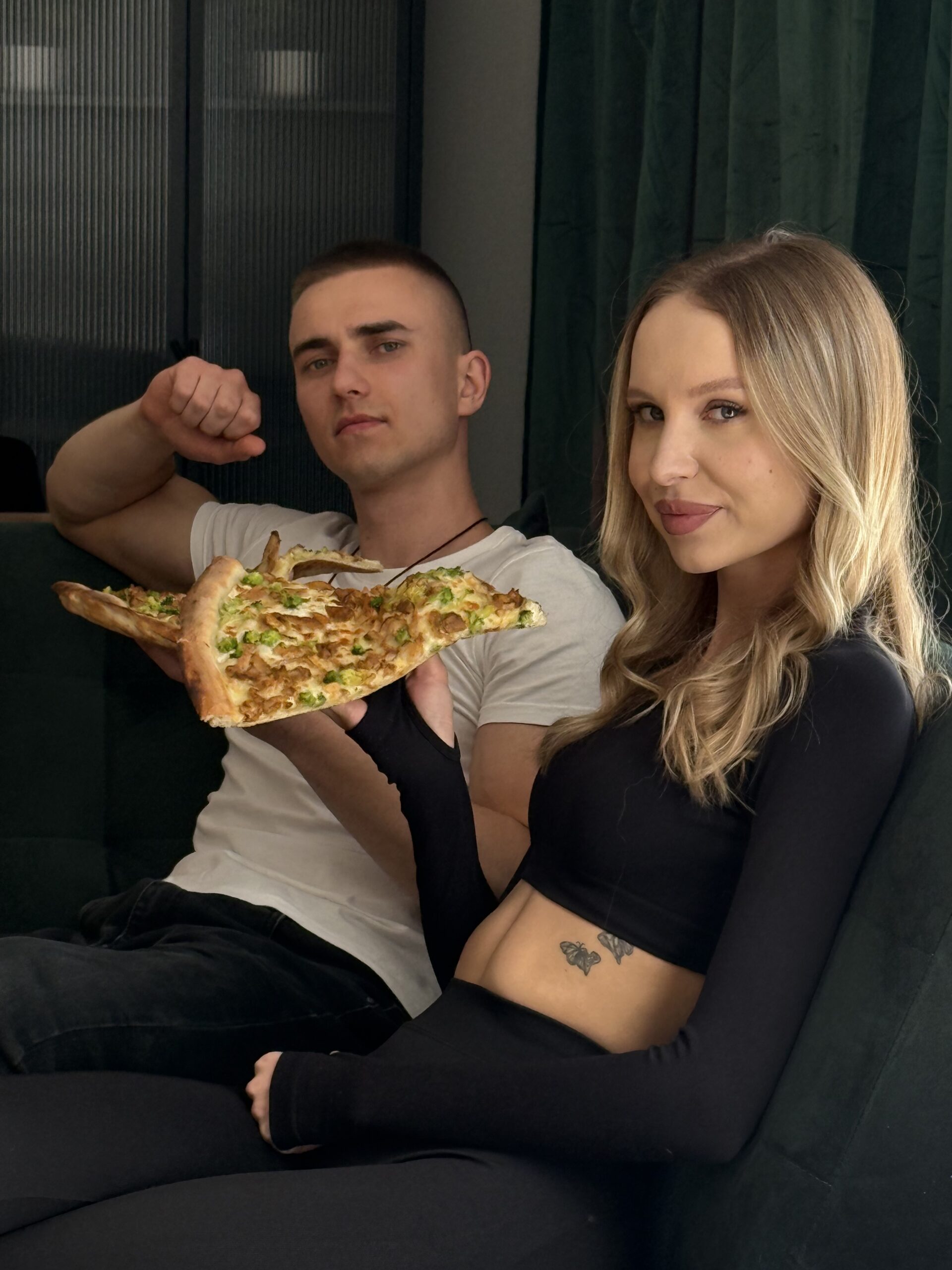 Gorąca, świeża pizza na drewnianym stole, gotowa do dowozu w Białymstoku, idealna na filmowy wieczór. Różnorodne smaki i składniki podkreślają wyjątkową atmosferę seansu i wygodę zamówienia z pizzerii Gorący Trójkąt.