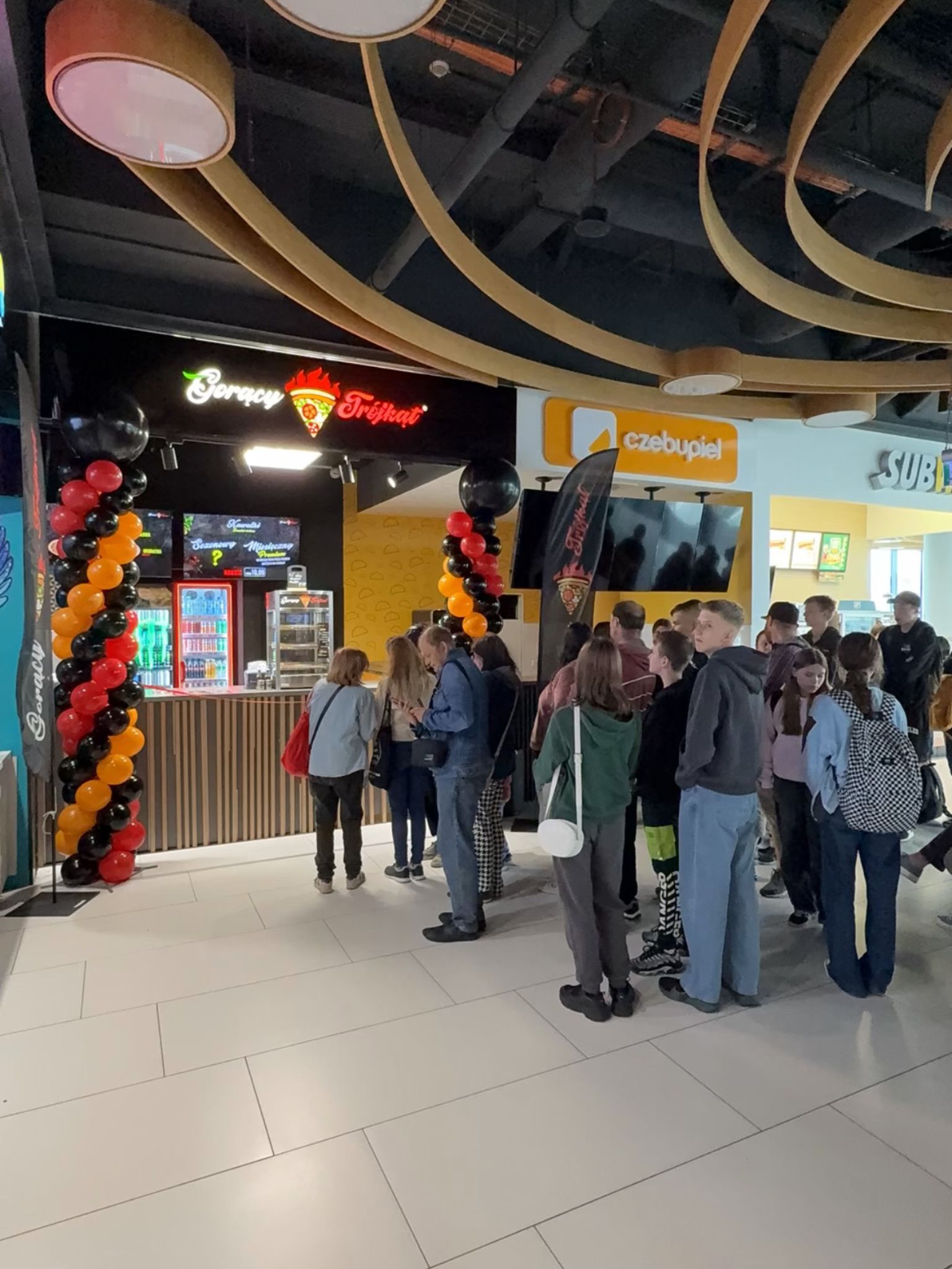 Gorąca pizza z chrupiącym ciastem i świeżymi składnikami w pizzerii Gorący Trójkąt w Galerii Jurowieckiej w Białymstoku