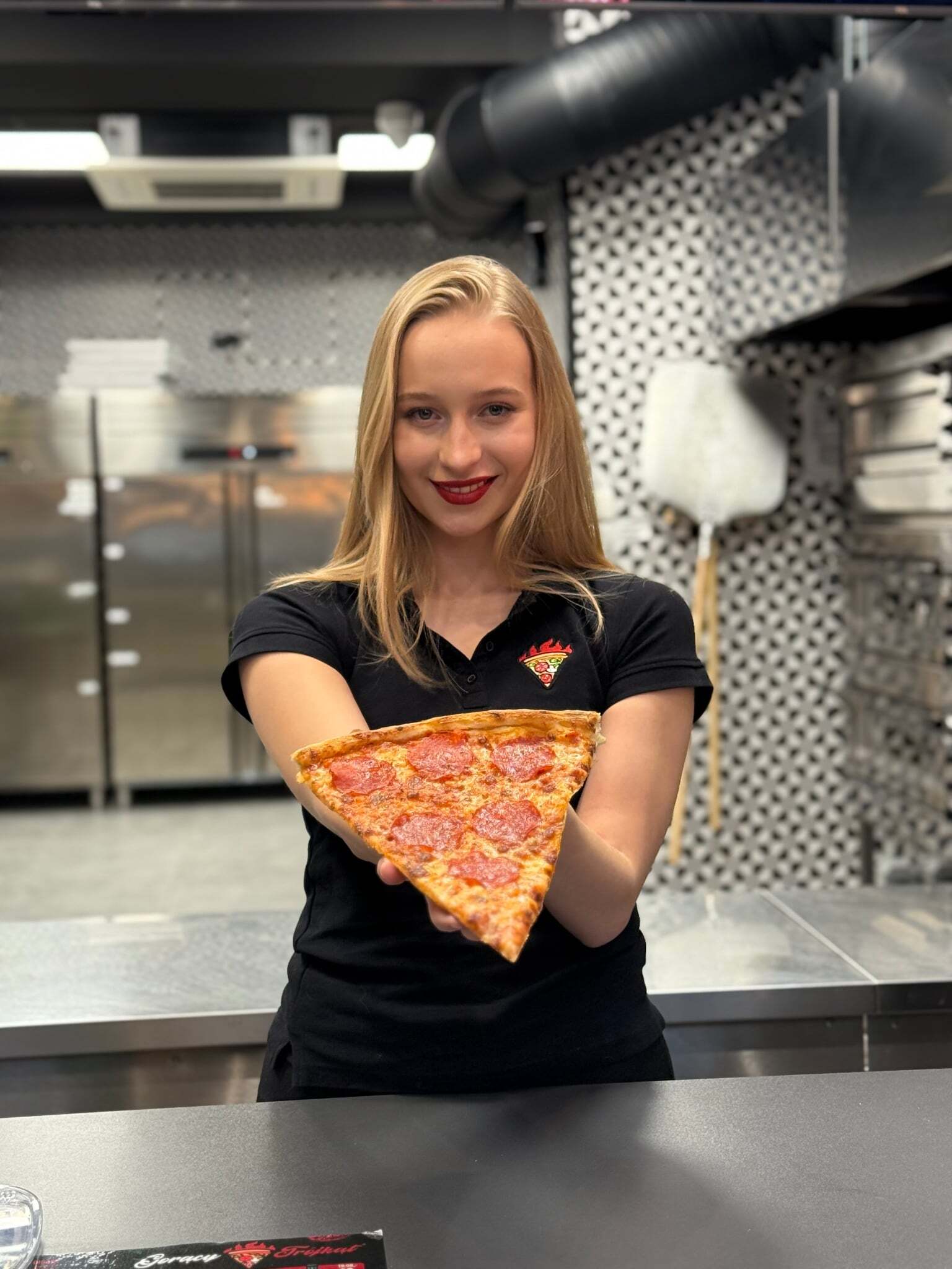 Pizza na dowóz Białystok – letnia oferta Gorącego Trójkąta z chrupiącym ciastem i świeżymi składnikami