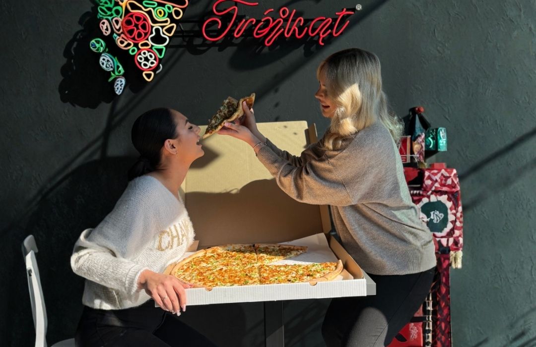 Pizza na kawałki w centrum Białegostoku od dealera pizzy Gorący Trójkąt, świeżo wypiekana i gotowa do zjedzenia